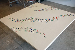 Crie uma mesa de concreto em 4 dias com peças de vidro embutidas.