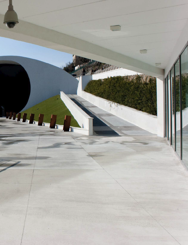 Niemeyer didn't want to build an expensive project that would require unnecessary earthmoving, so he decided to build the parterre (the seating area at the rear of the theater's main floor) exactly according to the existing slope.