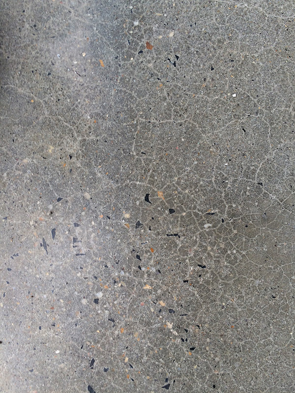 Medium aggregate finish in a concrete floor