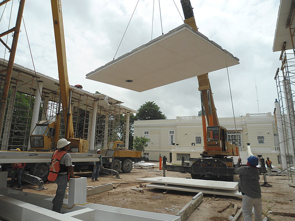 Construction of a large flat roofed u shaped pavilion in Mexico.