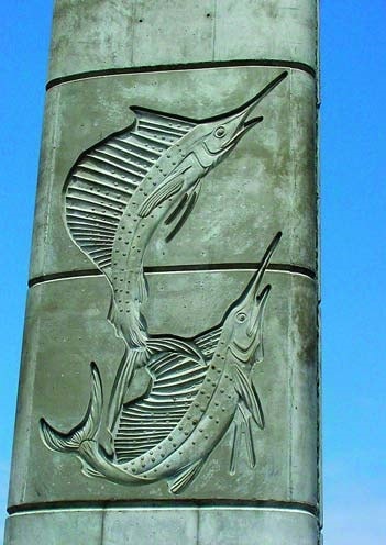 Concrete column with the imprint of two sword fish made by using a concrete form liner during the construction. Decorative walls by Scott System.