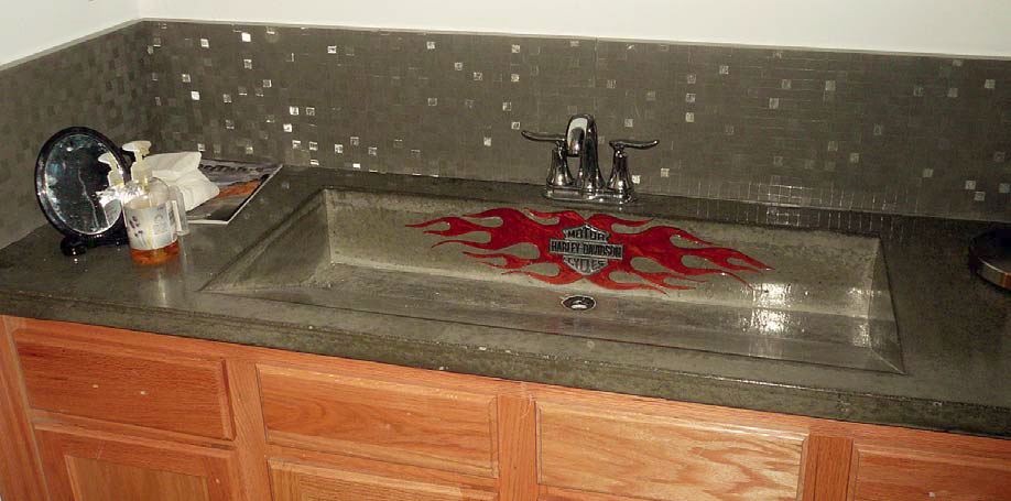 The backsplash of this concrete counterop has been formed with Preitech casting mat.
