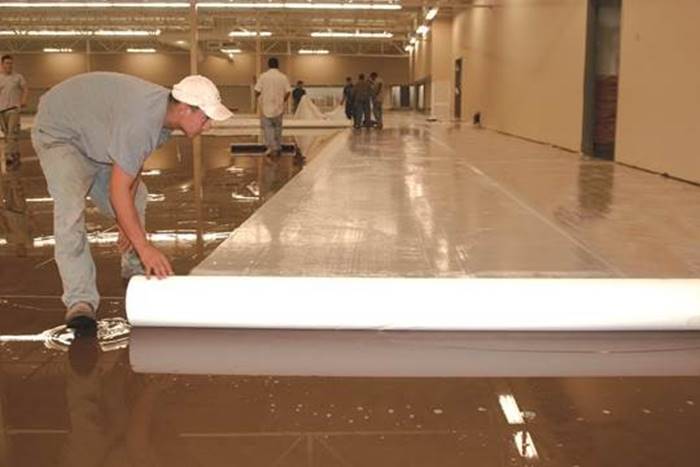 A single-use wet blanket is one of the methods for curing concrete