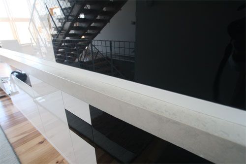 The surroundings of the house are either black, white or natural wood, and these white tops are simple, yet massive, so their form is far more dramatic than anything else.