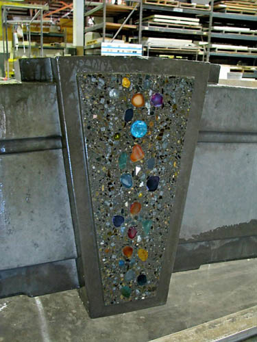 Integrated glass aggregate was added as special details to the pieces of the bridge.