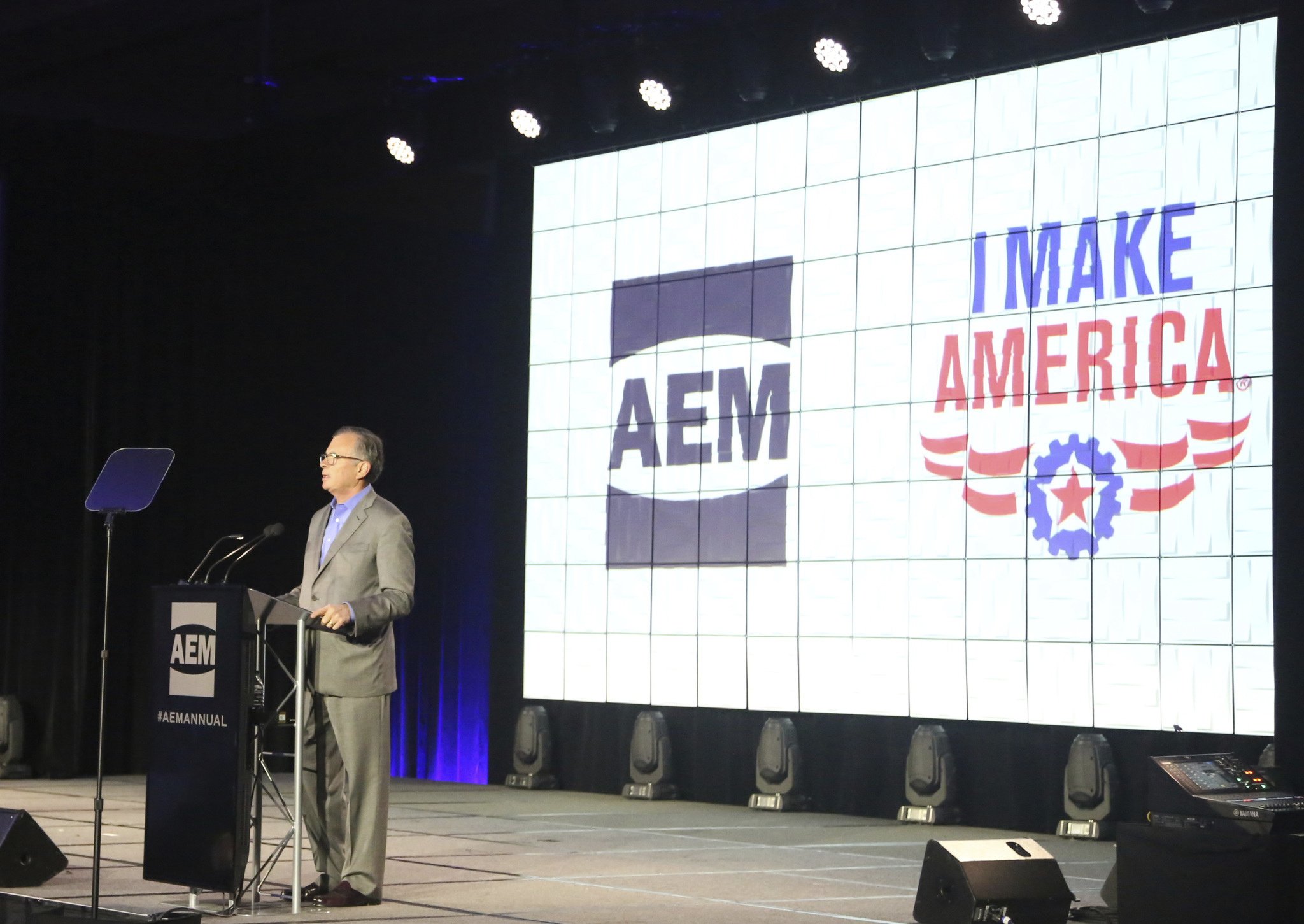 Bob Crain of AGCO Corp., AEM Government & Public Affairs Committee chair, announces the 2018 AEM Advocates Program award winners at AEMs recent annual conference.