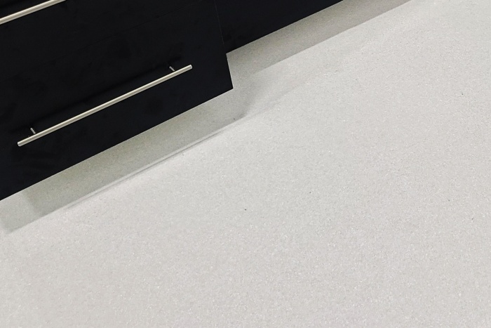 1009 Liquid Quartz provides a high-performance traffic surface with modern, upscale aesthetics that give the appearance of a high-build color quartz system.