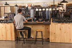 As part of the high-tech design of the Levis shops, each Denim Bar is equipped with iPads.