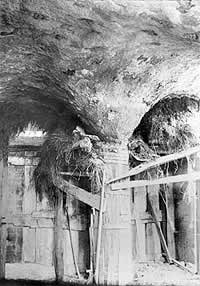Vaulted ceilings at Fonthill were formed over temporary scaffolds that where heaped with weeds, grass or hay,topped with boxes,earth and sand;then concrete was poured on top.