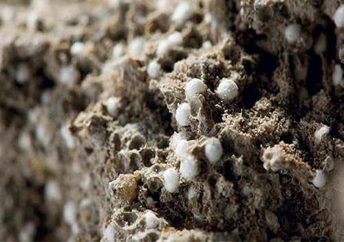 The tiny polymeric beads of Elemix make concrete lighter, more insulating and more durable.